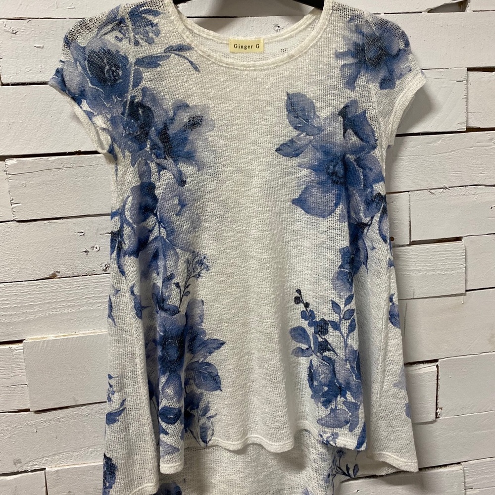 Ginger G Short sleeve floral knit top. Size L